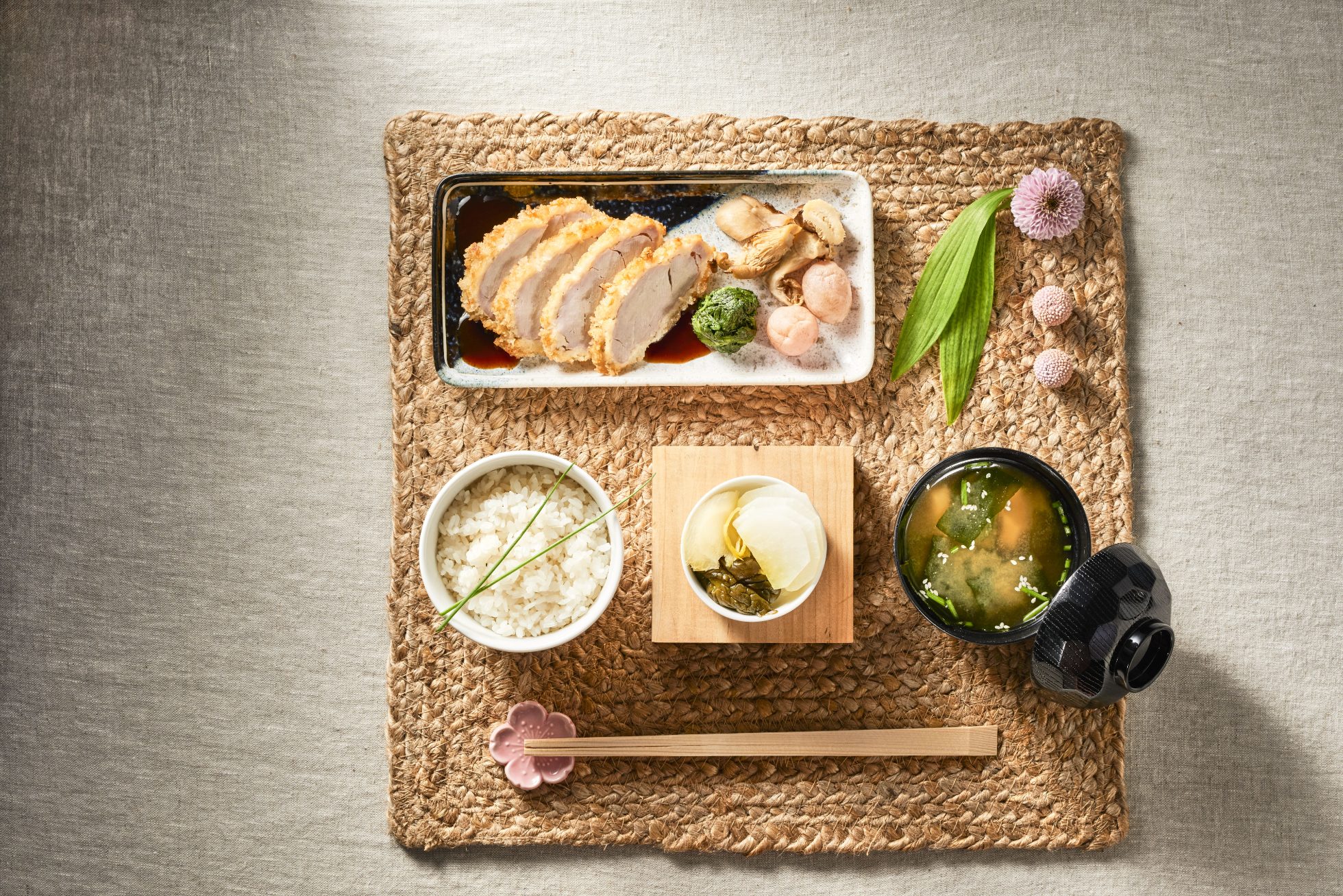 Comida de clase ejecutiva servida en la ruta de Tokio a Varsovia.